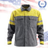 เสื้อช็อปแขนยาว สีเทาตัดเหลือง พร้อมแถบสะท้อนแสงที่แขนและดีไซน์กระเป๋าฝาปิดสองข้าง ทรงทันสมัยเหมาะสำหรับงานเทคนิค งานช่าง และงานอุตสาหกรรมกลางแจ้ง รับผลิตเสื้อช็อปเทคนิคแบบครบวงจร จากโรงงานผู้เชี่ยวชาญโดยตรง