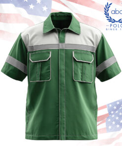 เสื้อช็อปแขนสั้น สีเขียวตัดขาว มีแถบสะท้อนแสงตรงอกและแขน กระเป๋าหน้าแปะฝาปิดสองข้าง