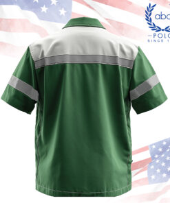 เสื้อช็อปสีเขียวแซมขาวด้านหลัง พร้อมแถบสะท้อนแสงรอบแขน เหมาะสำหรับงานภาคสนามและความปลอดภัย