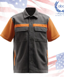 เสื้อช็อปสีเทาตัดส้ม แขนสั้น มีกระเป๋าฝาปิดสองข้าง พร้อมแถบสีส้มบริเวณหน้าอกและด้านข้าง เสริมภาพลักษณ์ให้ดูทันสมัยและเหมาะกับงานช่าง