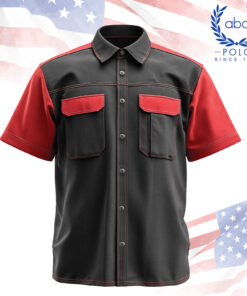 เสื้อช็อปแขนสั้นสีดำตัดแดง ด้านหน้ามีกระเป๋า 3 ช่องพร้อมฝาปิด ทรงทันสมัย เหมาะสำหรับงานช่างและงานอุตสาหกรรม