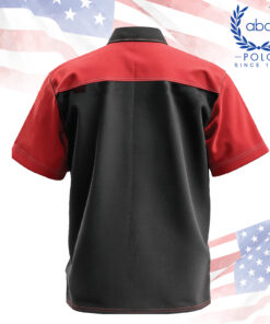 ด้านหลังเสื้อช็อปสีดำตัดแดง ดีไซน์ไหล่สีแดงตัดเส้นเย็บโชว์ เพิ่มความโดดเด่นและเป็นมืออาชีพในการสวมใส่