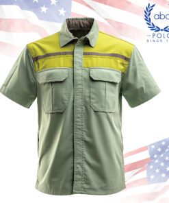 เสื้อช็อปแขนสั้นโทนสีเขียวอ่อน ตัดต่อสีเหลืองมัสตาร์ด พร้อมแถบเทาสะท้อนแสงบริเวณหน้าอกสองข้าง ทรงกระเป๋าฝาปิดสองฝั่ง สไตล์เรียบร้อย เหมาะกับงานภาคสนามและอุตสาหกรรม