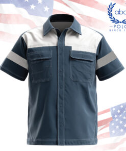 เสื้อช็อปแขนสั้น สีกรมตัดขาว พร้อมแถบสะท้อนแสงที่แขนทั้งสองข้าง และกระเป๋าอกแบบฝาปิด 2 ช่อง เหมาะสำหรับงานเทคนิคหรือช่างภาคสนามที่ต้องการความปลอดภัยและดูเป็นมืออาชีพ รับผลิตเสื้อช็อปเทคนิค พร้อมบริการครบวงจร