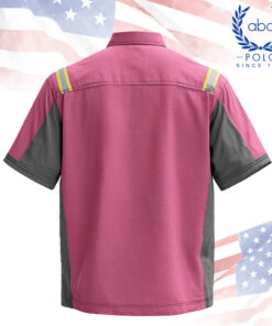 เสื้อช็อปช่างแขนสั้น ด้านหลังสีชมพูเรียบตัดข้างลำตัวและแขนสีเทา มีแถบสะท้อนแสงบริเวณไหล่ เพิ่มความปลอดภัยขณะทำงาน เหมาะกับโรงงานอุตสาหกรรมและองค์กรที่ต้องการเสื้อยูนิฟอร์มที่ดูดีและใช้งานได้จริง รับผลิตเสื้อช็อปไม่มีขั้นต่ำ