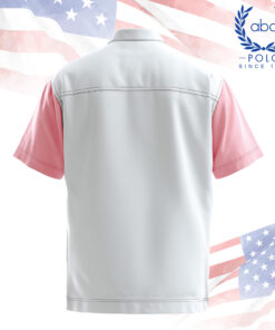 เสื้อช็อปเทคนิคแขนสั้น ด้านหลังเรียบสีขาวตัดแขนชมพู เย็บประณีต ดีไซน์ทันสมัย เหมาะสำหรับโรงงานหรือหน่วยงานที่ต้องการเสื้อยูนิฟอร์มที่ดูดี มีมาตรฐาน และใส่งานได้จริง รับผลิตเสื้อช็อปคุณภาพสูง พร้อมจัดส่งทั่วประเทศ