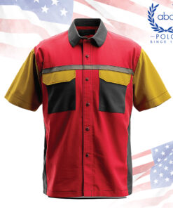 เสื้อช็อปสามสี แดง–เหลือง–ดำ พร้อมกระเป๋าคู่หน้าและแถบสะท้อนแสง คอปกดำเข้ม เพิ่มลุคเข้มแข็ง