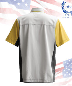 ด้านหลังเสื้อช็อปช่างดีไซน์เรียบ โทนสีขาวสะอาดตัดกับแขนสีเหลือง ทรงมาตรฐาน สวมใส่สบาย เหมาะสำหรับองค์กรหรือโรงงานที่มองหาเสื้อช็อปสั่งผลิตคุณภาพสูง