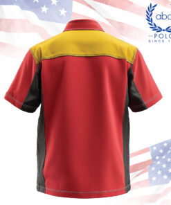 ด้านหลังเสื้อช็อปช่างแขนสั้นทรงตรง สีแดงตัดเหลืองและเทาด้านข้าง ให้ความรู้สึกสปอร์ตแบบมืออาชีพ เหมาะสำหรับโรงงานหรือองค์กรที่มองหาโรงงานรับผลิตเสื้อช็อปคุณภาพสูง
