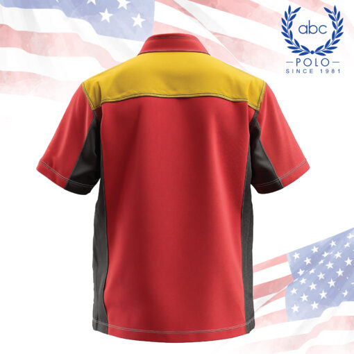 ด้านหลังเสื้อช็อปช่างแขนสั้นทรงตรง สีแดงตัดเหลืองและเทาด้านข้าง ให้ความรู้สึกสปอร์ตแบบมืออาชีพ เหมาะสำหรับโรงงานหรือองค์กรที่มองหาโรงงานรับผลิตเสื้อช็อปคุณภาพสูง