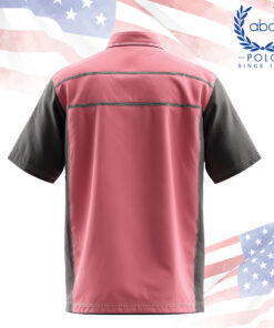ด้านหลังเสื้อช็อปเทคนิคดีไซน์สะอาดตา สีชมพูตัดเทาเรียบหรู เย็บเดินเส้นเสริมโครงสร้าง เหมาะสำหรับผู้ที่กำลังมองหาโรงงานรับผลิตเสื้อช็อปสำหรับงานภาคสนามและองค์กร