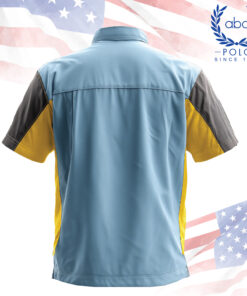 ด้านหลังเสื้อช็อปเทคนิคแขนสั้นสีฟ้า ตัดต่อสีเหลืองและเทาที่แขนและด้านข้าง สวมใส่สบายด้วยการตัดเย็บประณีต เหมาะสำหรับผู้ประกอบการที่กำลังมองหาโรงงานรับผลิตเสื้อช็อปสำหรับงานอุตสาหกรรม