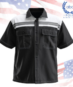 เสื้อช็อปเทคนิคแขนสั้นสีดำตัดขาวลายแถบสะท้อนแนวอก มาพร้อมกระเป๋าฝาปิดสองข้างและเดินด้ายตัดสี เพิ่มความโดดเด่น เหมาะสำหรับงานเทคนิค งานช่าง และทีมภาคสนามที่ต้องการความเรียบร้อยและทันสมัย