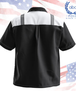 ด้านหลังเสื้อช็อปช่างดีไซน์แถบสะท้อนแสงสีเทาตัดกับช่วงไหล่สีขาวและลำตัวสีดำ เพิ่มความปลอดภัยและความเป็นมืออาชีพ เหมาะสำหรับองค์กรที่ต้องการรับผลิตเสื้อช็อปเพื่อใช้งานจริงในทุกสภาพแวดล้อม