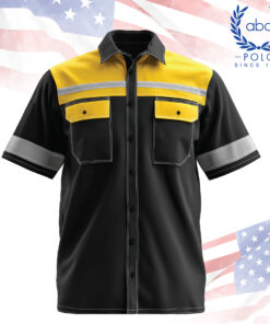 เสื้อช็อปเทคนิคแขนสั้นสีดำตัดเหลือง พร้อมแถบสะท้อนแสงที่หน้าอกและปลายแขน เพิ่มความปลอดภัยในที่แสงน้อย มีกระเป๋าหน้าฝาปิดสองข้าง เหมาะสำหรับงานช่าง งานวิศวกรรม และสายอาชีพที่ต้องการความชัดเจนและปลอดภัย
