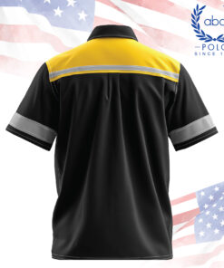 เสื้อช็อปช่างด้านหลังสีดำตัดเหลือง พร้อมแถบสะท้อนแสงบริเวณไหล่และแขน เพื่อเพิ่มการมองเห็นในสภาพแวดล้อมการทำงาน รับผลิตเสื้อช็อปดีไซน์เฉพาะทางสำหรับองค์กรที่ต้องการเสื้อคุณภาพสูงและมีฟังก์ชันการใช้งานครบถ้วน