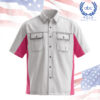 เสื้อช็อปเทคนิคแขนสั้นสีเทาตัดชมพู ดีไซน์กระเป๋าฝาปิดสองข้างพร้อมเดินเส้นด้ายสีเข้ม เพิ่มความโดดเด่น เหมาะสำหรับช่างเทคนิคหรือพนักงานภาคสนามที่ต้องการเสื้อช็อปทรงเรียบที่ใส่สบายและดูเป็นมืออาชีพ