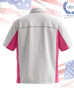 ด้านหลังเสื้อช็อปช่างสีเทาตัดชมพูที่แขนและด้านข้าง เย็บประณีตด้วยโครงสร้างทรงตรง สวมใส่คล่องตัว เหมาะกับองค์กรที่มองหาโรงงานรับผลิตเสื้อช็อปคุณภาพดีและรองรับงานทุกประเภท