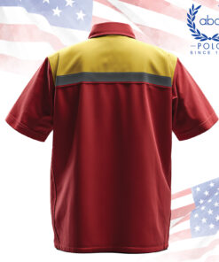 เสื้อช็อปช่างด้านหลังสีแดงเข้มตัดช่วงบ่าเหลือง พร้อมแถบสะท้อนแสงคาดกลางหลัง ดีไซน์เพื่อความปลอดภัยและความคล่องตัว เหมาะกับองค์กรที่ต้องการรับผลิตเสื้อช็อปสำหรับใช้งานจริงในภาคสนามหรือโรงงาน