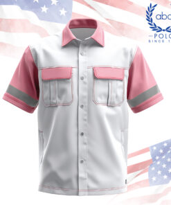 เสื้อช็อปเทคนิคแขนสั้นสีขาวตัดชมพู พร้อมแถบสะท้อนแสงที่แขนสองข้างและกระเป๋าหน้าฝาปิดคู่ ดีไซน์ตัดเย็บด้วยด้ายสีชมพู เพิ่มความปลอดภัยและความสวยงาม เหมาะสำหรับงานช่างที่ต้องการความเรียบร้อยและโดดเด่น