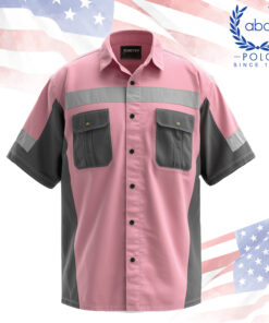 เสื้อช็อปเทคนิคแขนสั้นสีชมพูตัดเทาเข้ม พร้อมแถบสะท้อนแสงบริเวณอกและแขนทั้งสองข้าง มีกระเป๋าฝาปิดคู่ด้านหน้า ดีไซน์สไตล์โมเดิร์น เหมาะสำหรับงานช่าง งานเทคนิค หรือองค์กรที่ต้องการเสื้อช็อปใช้งานจริงที่ดูดีและปลอดภัย