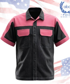 เสื้อช็อปสีดำตัดชมพูเข้ม ดีไซน์คอปกแบบเรียบ กระเป๋าเสื้อสไตล์คลาสสิก เหมาะกับงานช่างและบริการ