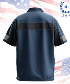 ด้านหลังเสื้อช็อปสีกรมท่าตัดดำ พร้อมแถบสะท้อนแสงแนวนอนกลางหลัง เพิ่มความชัดเจนเมื่อต้องทำงานในที่แสงน้อย