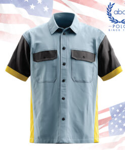 เสื้อช็อปแขนสั้น สีฟ้าอ่อนตัดดำ กระเป๋าแปะสองฝั่ง แขนแต่งปลายสีเหลือง เพิ่มความโดดเด่นอย่างมีสไตล์ เหมาะสำหรับงานภาคสนามและงานบริการ