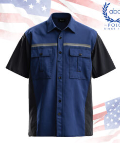 เสื้อช็อปแขนสั้นสีกรมตัดดำ แถบสะท้อนแสงเทาระดับหน้าอก มีกระเป๋า 2 ช่องพร้อมฝาปิดทรงเหลี่ยม ตัดเย็บทรงเข้ารูปเพิ่มความคล่องตัว