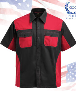 เสื้อช็อปแขนสั้น ทูโทนสีดำ-แดง ดีไซน์สไตล์อเมริกัน พร้อมกระเป๋า 2 ช่องหน้าเสริมดีเทลด้วยแถบสีสลับ ดูทันสมัย เหมาะกับงานช่างและงานภาคสนาม