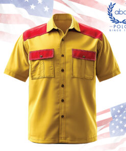 เสื้อช็อปแขนสั้นผ้าสีเหลืองตัดต่อแดง กระเป๋าอกคู่มีฝาปิด เย็บตะเข็บสีขาว ตัดเย็บทรงตรง พร้อมกระดุมหน้าสีเข้ม ดีไซน์โดดเด่นในลุคสดใสเหมาะกับงานภาคสนาม