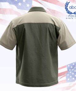 ด้านหลังเสื้อช็อปช่างแขนสั้นทูโทน สีครีมตัดเขียวเข้ม คอปกเรียบ แผงไหล่สีอ่อนต่อกับลำตัวสีเข้ม ทรงตรงดูสุภาพสำหรับงานยูนิฟอร์ม