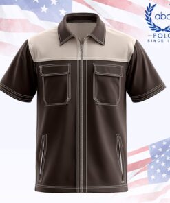 เสื้อช็อปช่างแขนสั้นทูโทน สีน้ำตาลเข้มตัดเทาอ่อนช่วงบ่า คอปกสีน้ำตาล หน้าแบบซิปยาวกลางตัว มีกระเป๋าอกฝาปิด 2 ช่อง และมีกระเป๋าข้างแนวเฉียง 2 จุด เดินตะเข็บสีอ่อนชัดเจนพร้อมใช้งานจริง