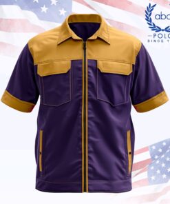 เสื้อช็อปช่างแขนสั้นทูโทน สีม่วงเข้มตัดเหลืองมัสตาร์ดช่วงบ่าและคอปก หน้าแบบซิปยาวกลางตัว มีกระเป๋าอก 2 ช่องพร้อมฝาปิด และมีกระเป๋าข้างแนวตั้งตกแต่งแถบเหลืองทั้งสองข้าง ลุคใช้งานจริงดูสุภาพ