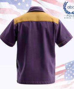 ด้านหลังเสื้อช็อปช่างแขนสั้นทูโทน สีม่วงเข้มตัดเหลืองมัสตาร์ดช่วงบ่าและคอปก ปลายแขนพับขลิบเหลือง ทรงตรงเรียบ เหมาะทำยูนิฟอร์มทีมช่างให้ดูโดดเด่น