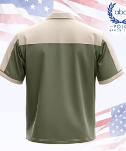 ด้านหลังเสื้อช็อปช่างแขนสั้นทูโทน สีครีมตัดเขียวโอลีฟ คอปก แผงไหล่สีครีมพาดยาวต่อช่วงแขน ปลายแขนขลิบครีม ทรงตรงเรียบสำหรับยูนิฟอร์มทีมงาน