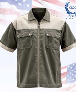 เสื้อช็อปช่างแขนสั้นทูโทน สีเทาเข้มตัดครีม คอปก ซิปยาวกลางหน้า กระเป๋าอกฝาปิด 2 ข้าง เดินตะเข็บสีอ่อน และมีช่องเสียบปากกาที่กระเป๋าอกหนึ่งข้าง ดูสุภาพพร้อมใช้งานจริง