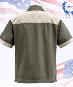 ด้านหลังเสื้อช็อปช่างแขนสั้นทูโทน สีเทาเข้มตัดครีม ช่วงบ่าพาดยาว คอปกสีเข้ม ปลายแขนขลิบครีม ทรงตรงเรียบเหมาะทำยูนิฟอร์มทีมงาน