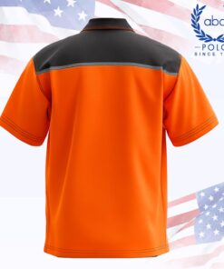 ด้านหลังเสื้อช็อปช่างแขนสั้นสีส้มอิฐ ตัดคอปกและแขนสีดำ มีแนวตะเข็บคาดหลังช่วงบนแบบเดินเส้นคู่ต่อเนื่องจากไหล่ถึงไหล่ ชายเสื้อเย็บเก็บทรงเรียบ โทนยูนิฟอร์มดูแข็งแรงและสุภาพ