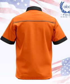 ด้านหลังเสื้อช็อปช่างแขนสั้นสีส้มตัดดำ คอปกและปลายแขนสีดำ มีแถบสะท้อนแสงเส้นบางพาดช่วงหลังบน แนวตะเข็บคมชัด เหมาะทำยูนิฟอร์มงานช่างและหน้างาน