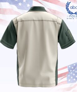 ด้านหลังเสื้อช็อปช่างแขนสั้นทูโทน สีครีมอ่อนตัดเขียวเข้ม คอปกสีเขียว ตะเข็บเดินเส้นชัด มีแผงข้างสีเขียว และมีกระเป๋าเล็กที่แขนหนึ่งข้าง เหมาะทำยูนิฟอร์มทีมงาน