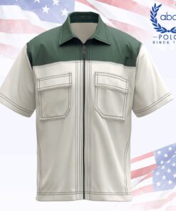 เสื้อช็อปช่างแขนสั้นทูโทน สีเขียวเข้มตัดครีมอ่อน คอปกสีเขียว หน้าแบบซิปยาวกลางตัว มีกระเป๋าอก 2 ช่องทรงเหลี่ยมพร้อมฝาปิดลุคมินิมอล เดินตะเข็บเส้นตรงดูแข็งแรง