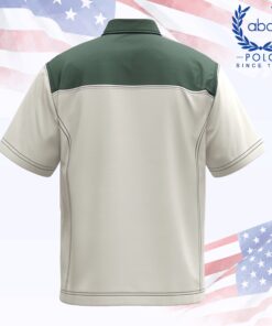 ด้านหลังเสื้อช็อปช่างแขนสั้นทูโทน สีครีมอ่อนตัดเขียวเข้ม ช่วงบนและคอปกสีเขียว มีเส้นคาดสีอ่อนพาดช่วงหลังบน เดินตะเข็บชัด ทรงตรงเรียบเหมาะทำยูนิฟอร์ม