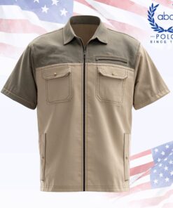 เสื้อช็อปช่างแขนสั้นทูโทน สีเบจอ่อนตัดเทาเข้ม คอปกทรงเชิ้ต หน้าแบบซิปยาวกลางตัว มีกระเป๋าอกฝาปิด 2 ช่องและช่องซิปแนวนอนที่อกขวา พร้อมกระเป๋าข้างแนวตั้งใช้งานจริง