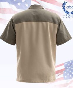 ด้านหลังเสื้อช็อปช่างแขนสั้นทูโทน สีเบจอ่อนตัดเทาเข้ม ช่วงบ่ายกและแขนเป็นสีเทา มีแนวตะเข็บคาดหลังช่วงบน คอปกเทา ทรงตรงเรียบเหมาะทำยูนิฟอร์ม