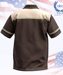 ด้านหลังเสื้อช็อปช่างแขนสั้นทูโทน สีน้ำตาลเข้มตัดครีมช่วงบ่า คอปกสีน้ำตาล มีแถบสะท้อนแสงเส้นบางพาดหลังช่วงบน และมีเส้นคาดสะท้อนแสงที่ปลายแขนทั้งสองข้าง ลุคยูนิฟอร์มงานช่างดูเด่นและเรียบร้อย