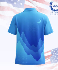 เสื้อโปโลพิมพ์ลายสีฟ้าดีไซน์ลายภูเขาและพระจันทร์บนพื้นหลังสีฟ้า มีปกและกระดุม 3 เม็ด ภาพที่ 2