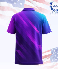 เสื้อโปโลพิมพ์ลายสีม่วงน้ำเงิน ดีไซน์กราฟิกลายเส้นเฉียง มีปกและกระดุม 3 เม็ด แขนสั้น ภาพที่ 2
