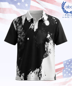 เสื้อโปโลพิมพ์ลายสีดำขาว ดีไซน์สเปรย์ลายหมึกบนพื้นผ้าสีดำและขาว แขนสั้น ปกเสื้อสีขาว มีปุ่มกระดุมสามเม็ด