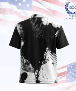 เสื้อโปโลพิมพ์ลายสีดำขาว ดีไซน์สเปรย์ลายหมึกบนพื้นผ้าสีดำและขาว แขนสั้น ปกเสื้อสีขาว มีปุ่มกระดุมสามเม็ด ภาพที่ 2